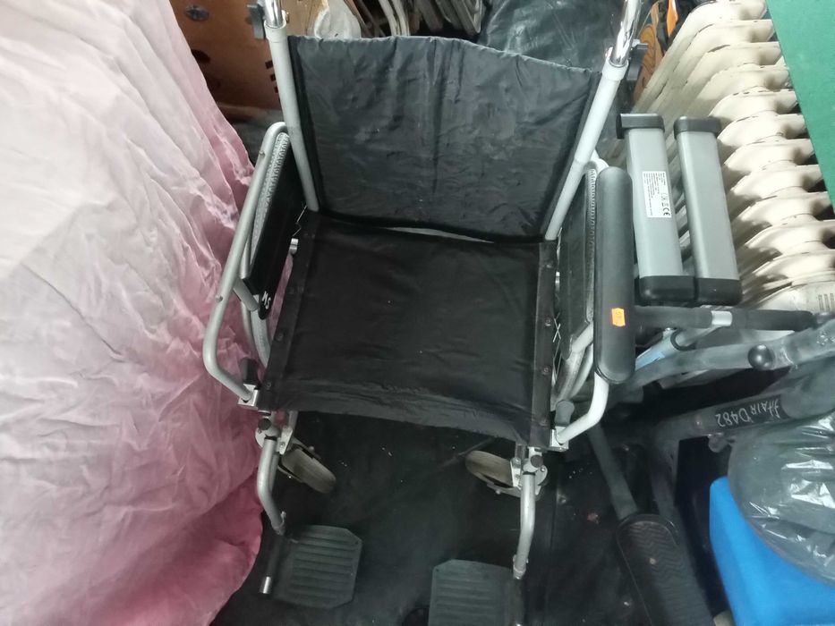 Wózek inwalidzki z podpurkami na nogi szeroki 55cm