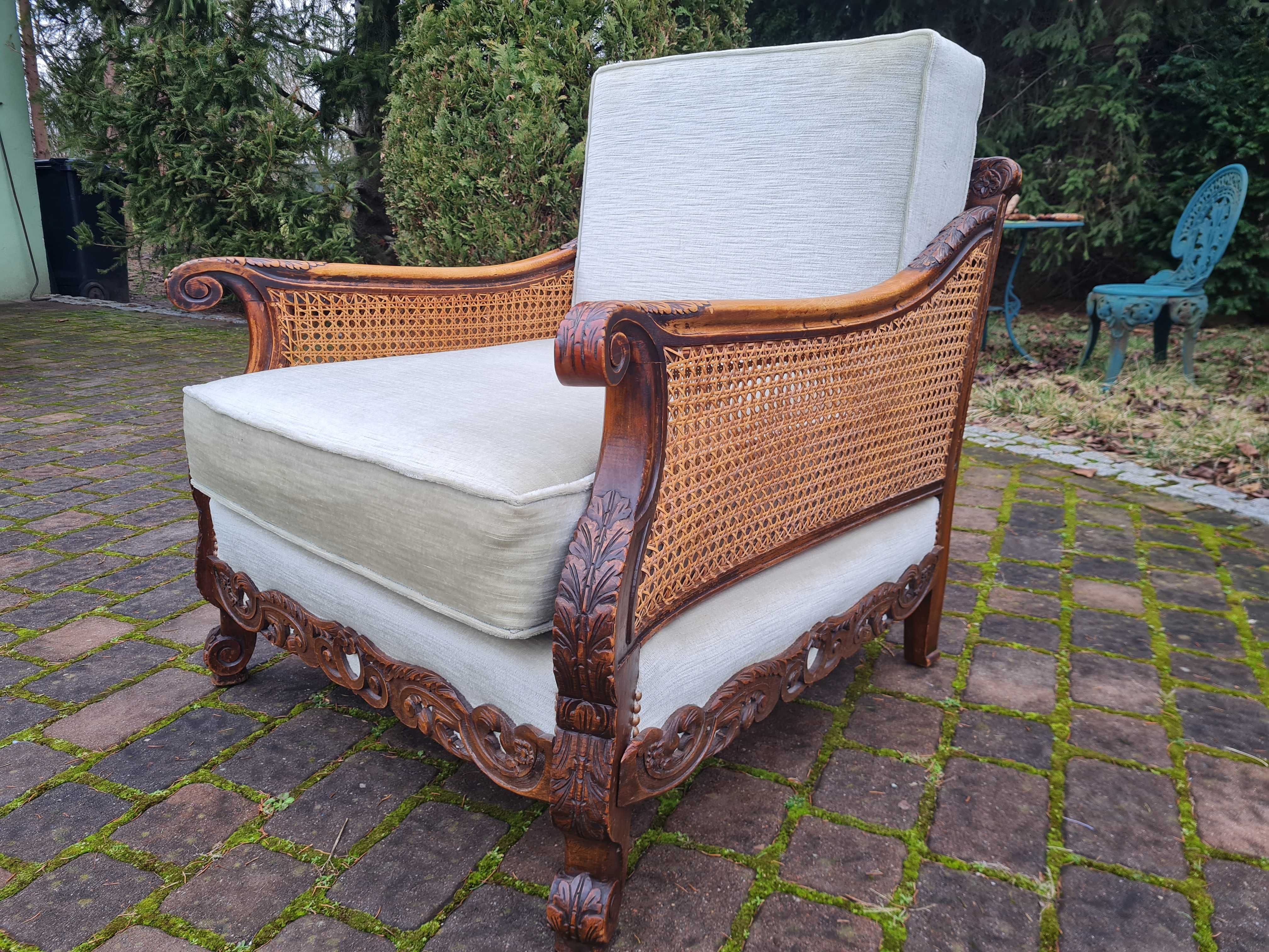 Stylowy stary fotel z rafią bogato zdobiony