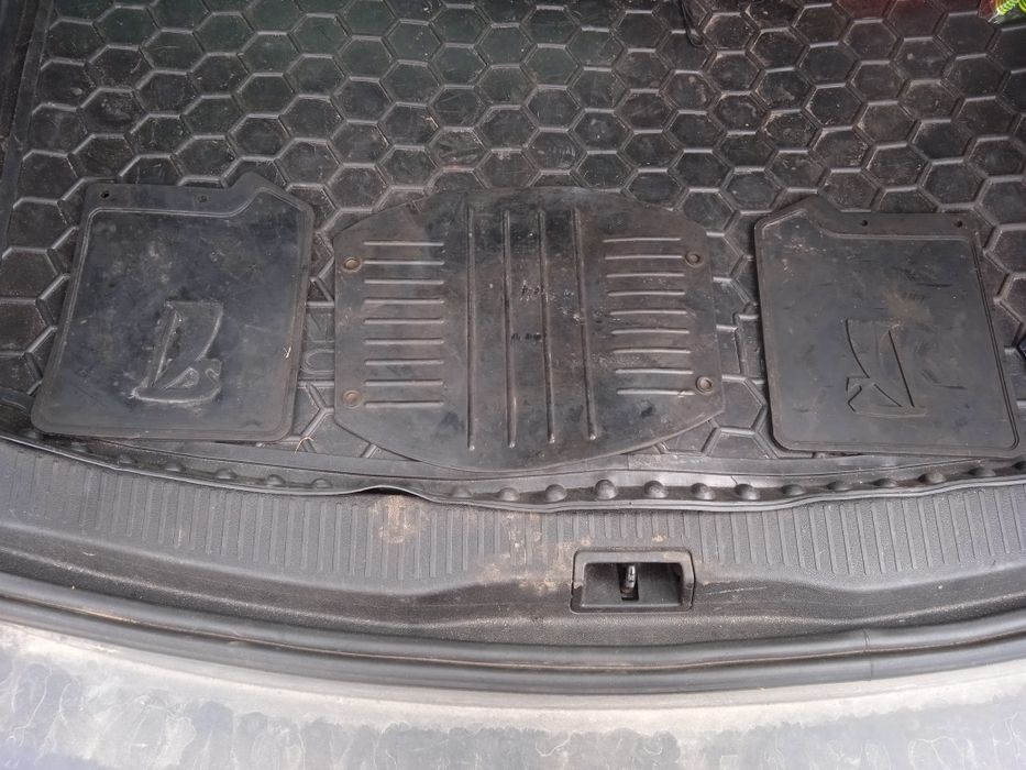 Бризговики ВАЗ(оригінал)+гумовий килимок перемичка