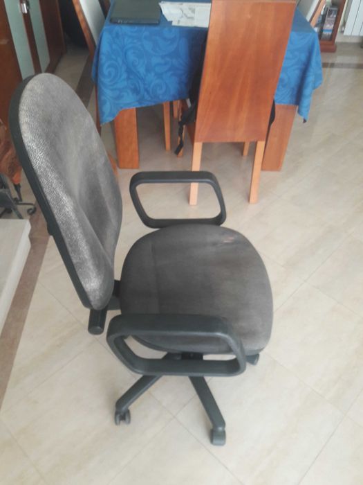 2 Cadeiras de Escritório Giratórias, cor preta.