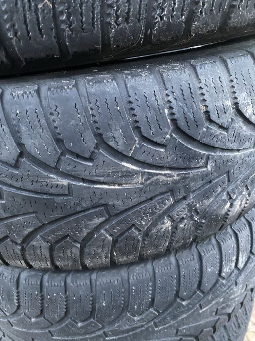 Продам комплект резини зима 215 65 16
