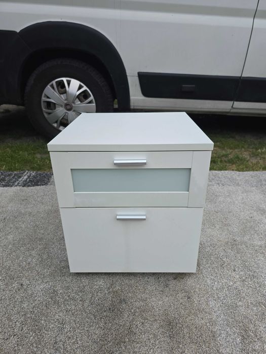 Biała szafka nocna