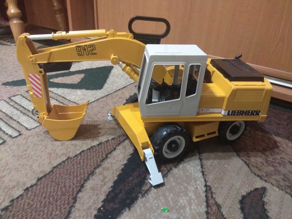 Екскаватор, бульдозер Liebherr Bruder