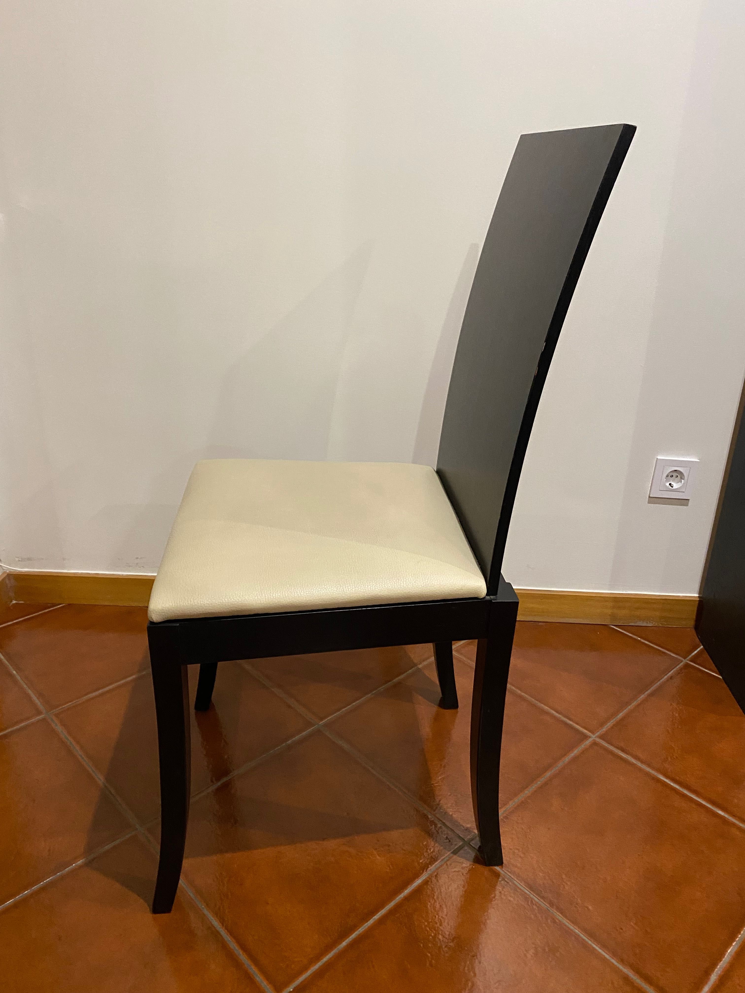 Mesa de jantar com 6 cadeiras! Em bom estado! (Mesa com duas manchas )
