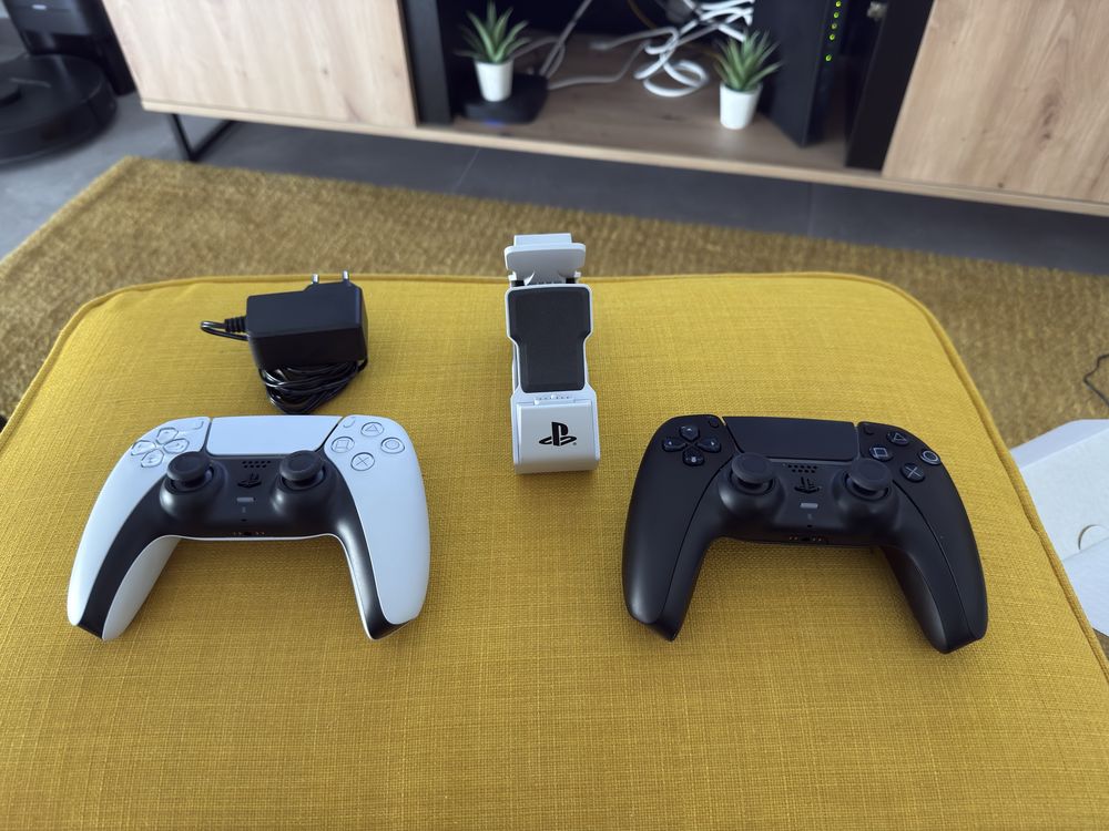 Playstation 5 Slim com 2 comandos + base de carregamento + 1 jogo