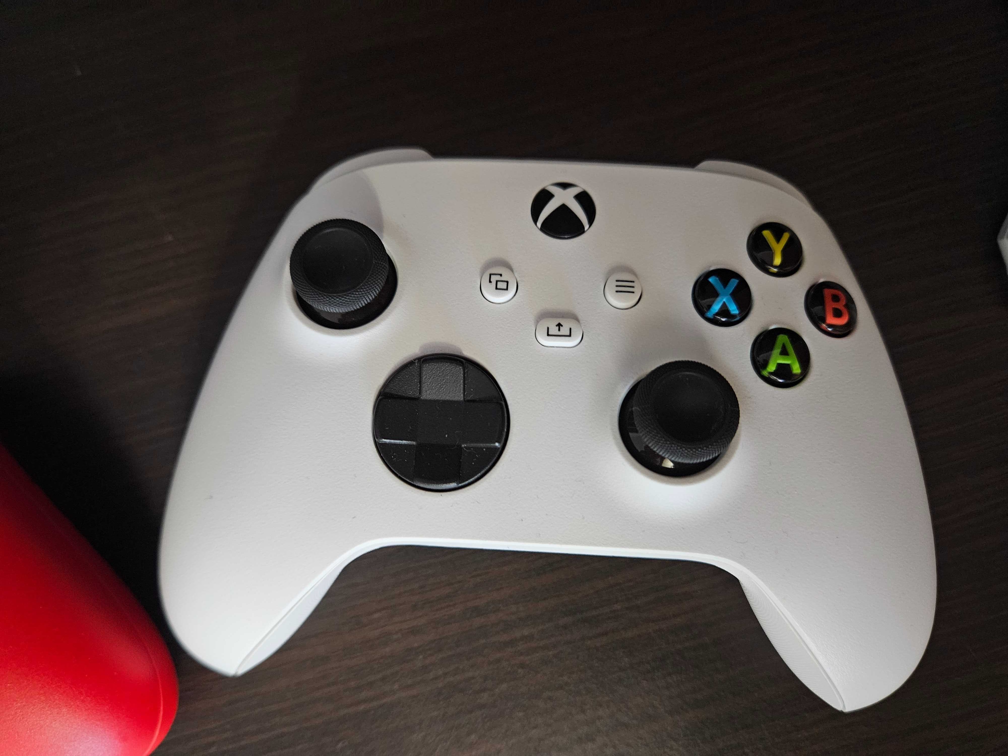 Xbox Series S, dwa pady, stacja ładująca