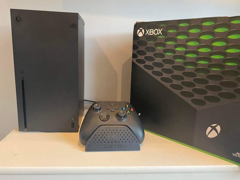 Połroczna jak nowa konsola XBOX series X ze stacja ladujaca gwarancja