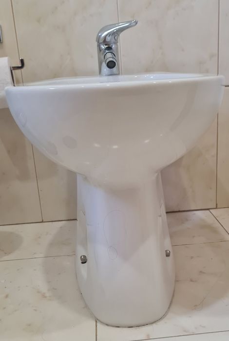 Bidé branco em bom estado