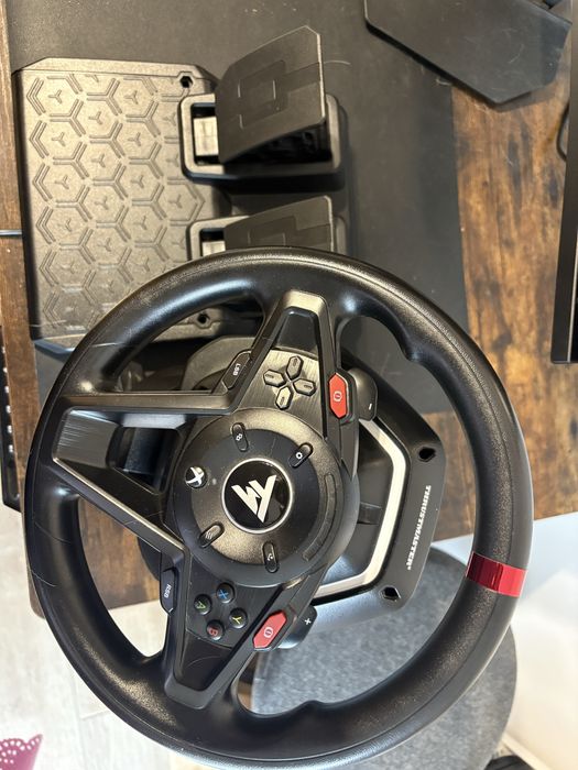 Volant Thrustmaster com pedais e estrutura
