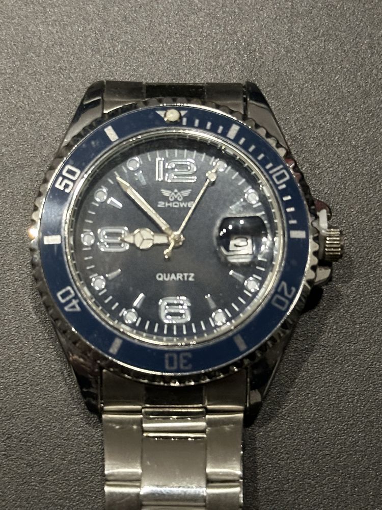 srebrny stylowy zegarek