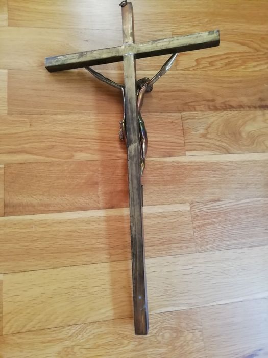 Vendo   crucifixo.