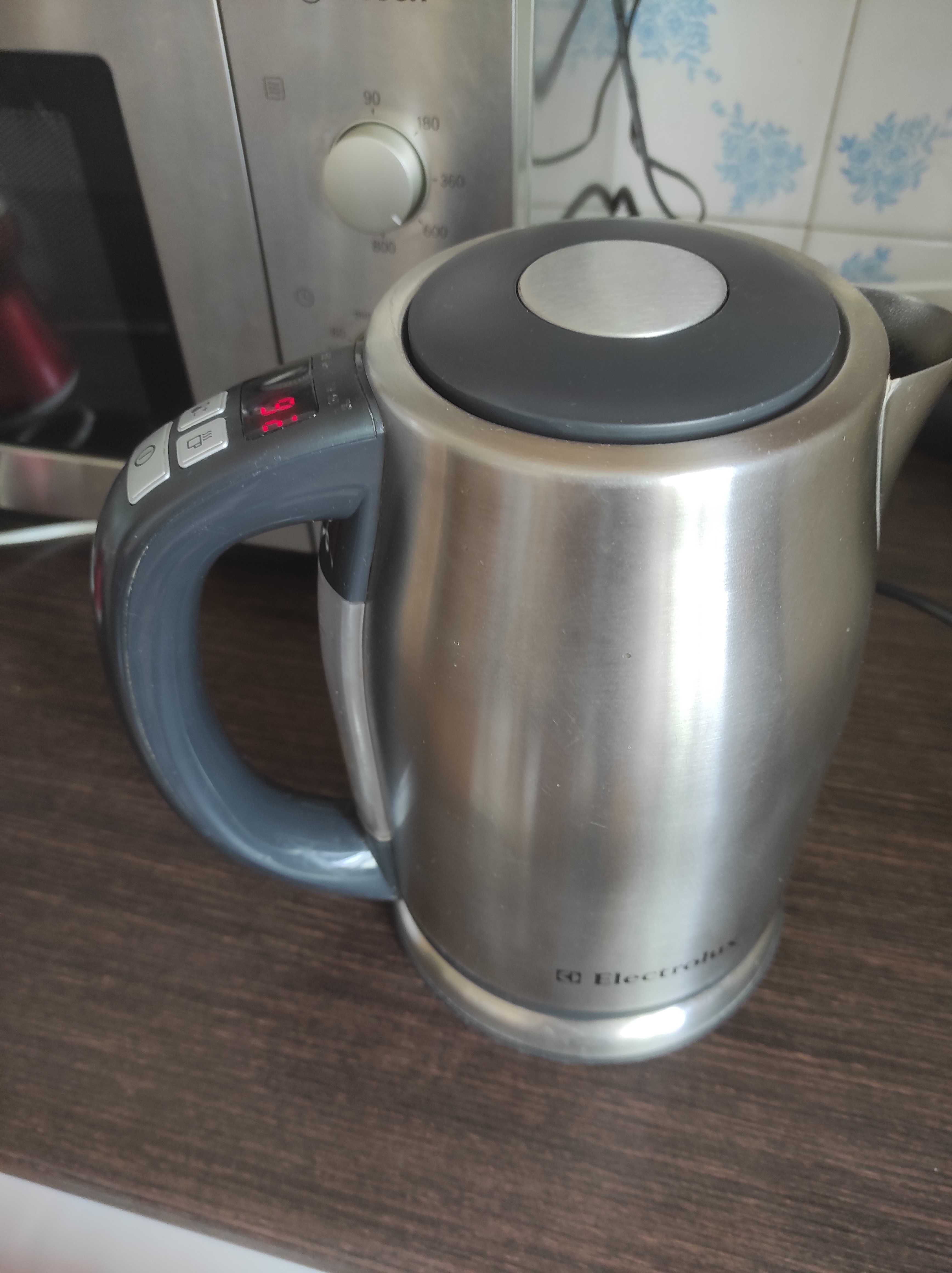 Електрочайник Electrolux EEWA7500 2400Вт цифровий дисплей