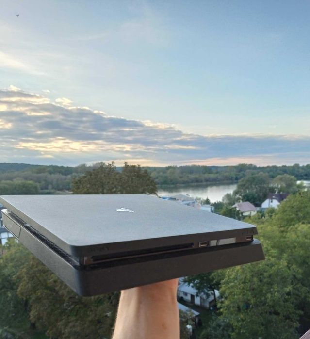 PS4 slim + 6 GIER + 2 pady
