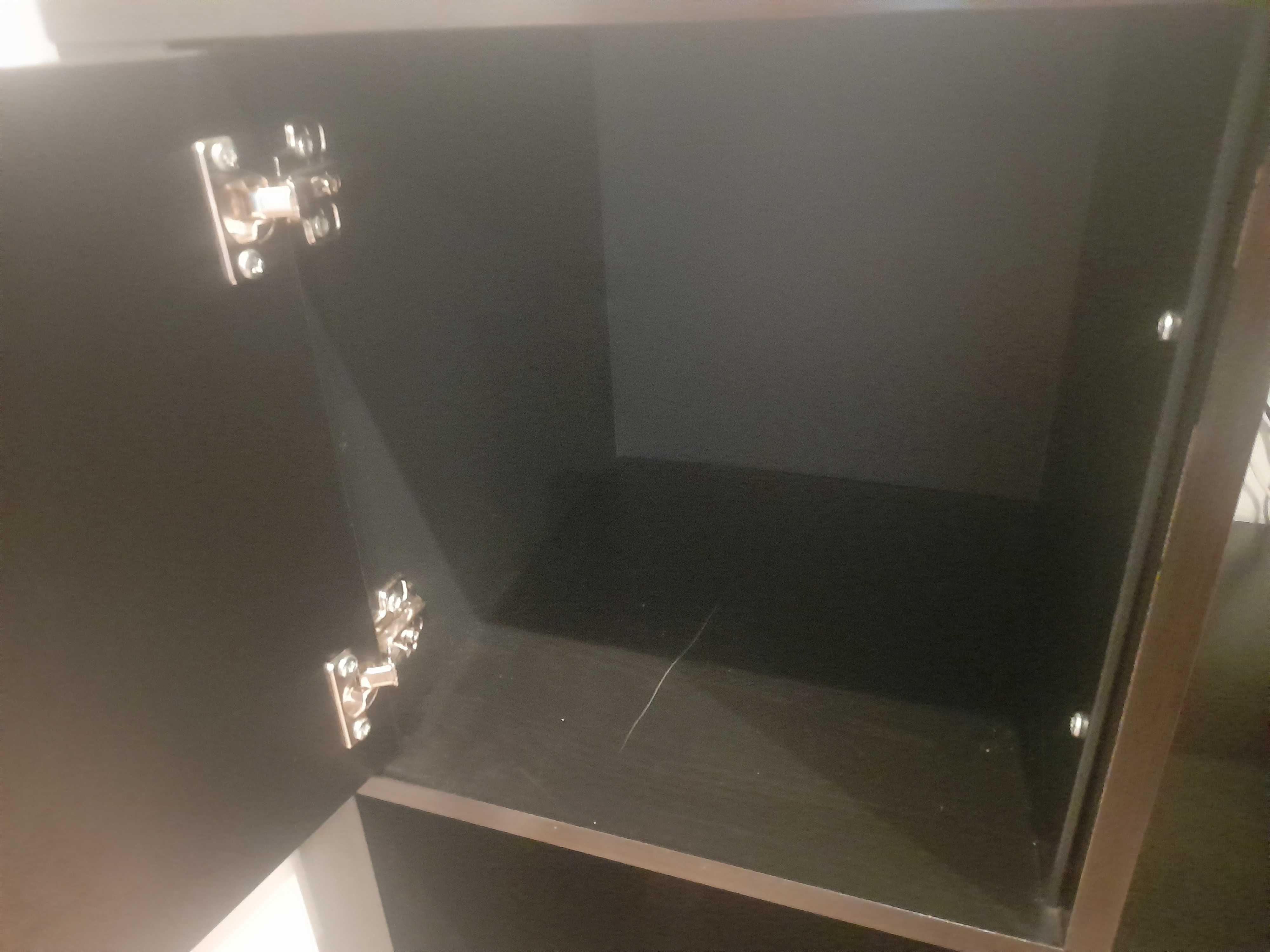 Estante com portas