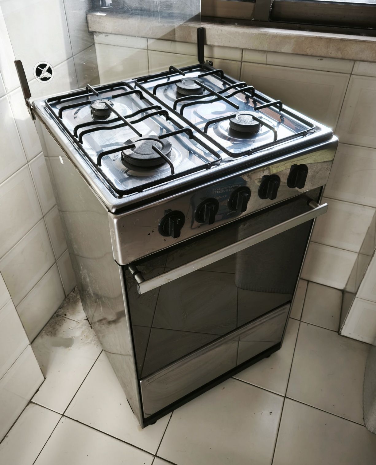 Fogão a gás de cozinha com forno