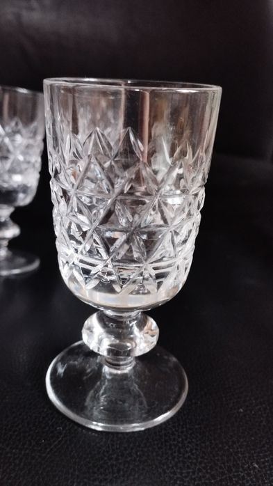 Рюмка хрустальная на ножке.