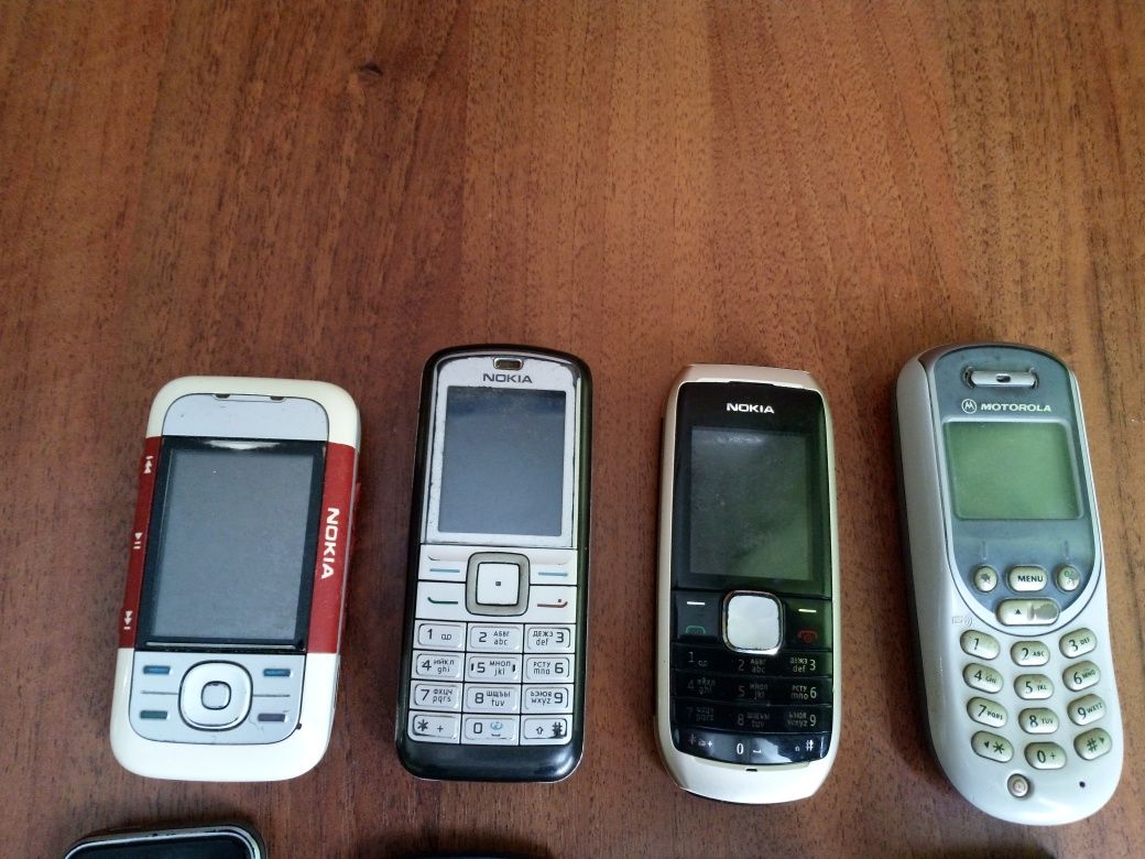 Старі мобільні телефони одним лотом