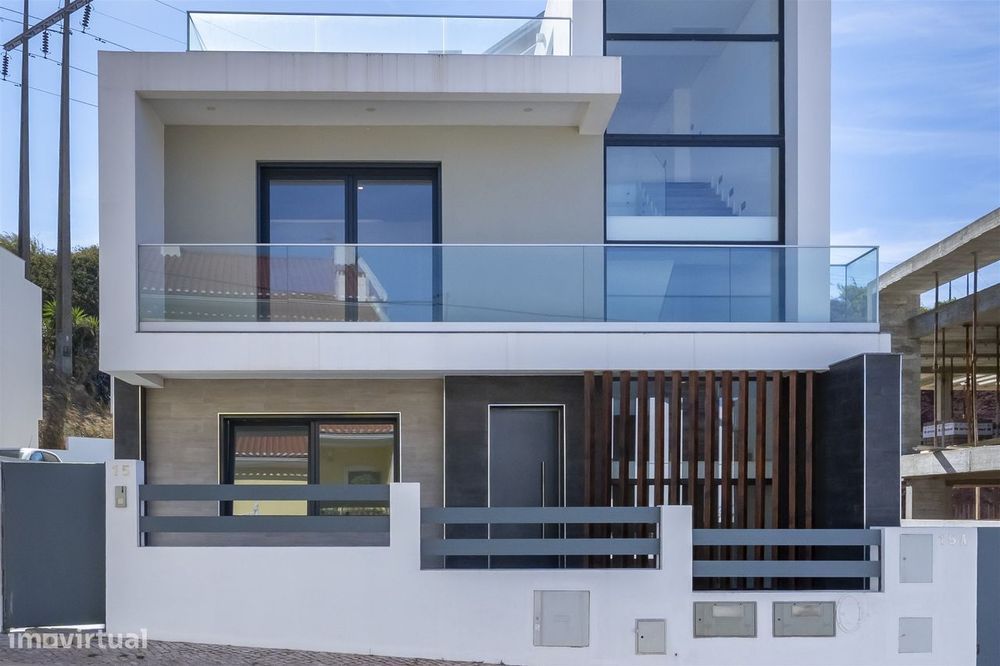 Moradia T4 a estrear inserida num lote com 496m2. Famões - Odivelas.