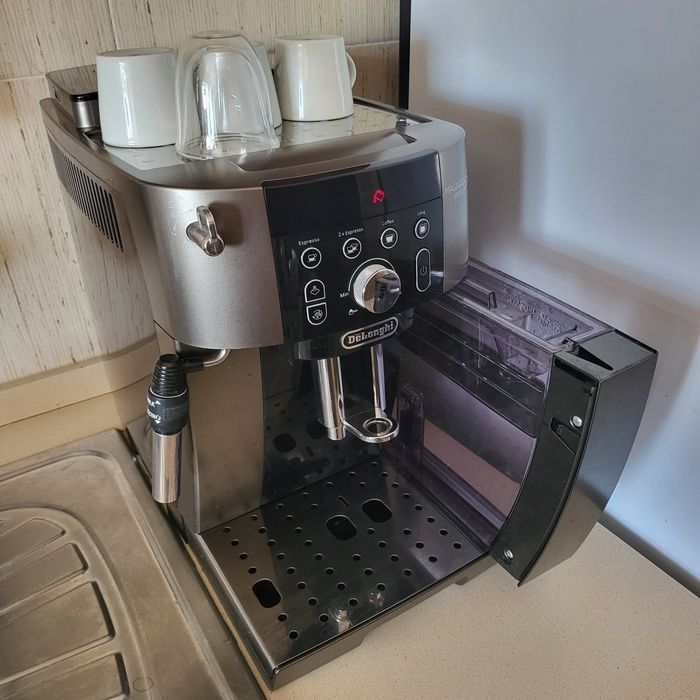 Máquina café automática Delonghi magnífica S