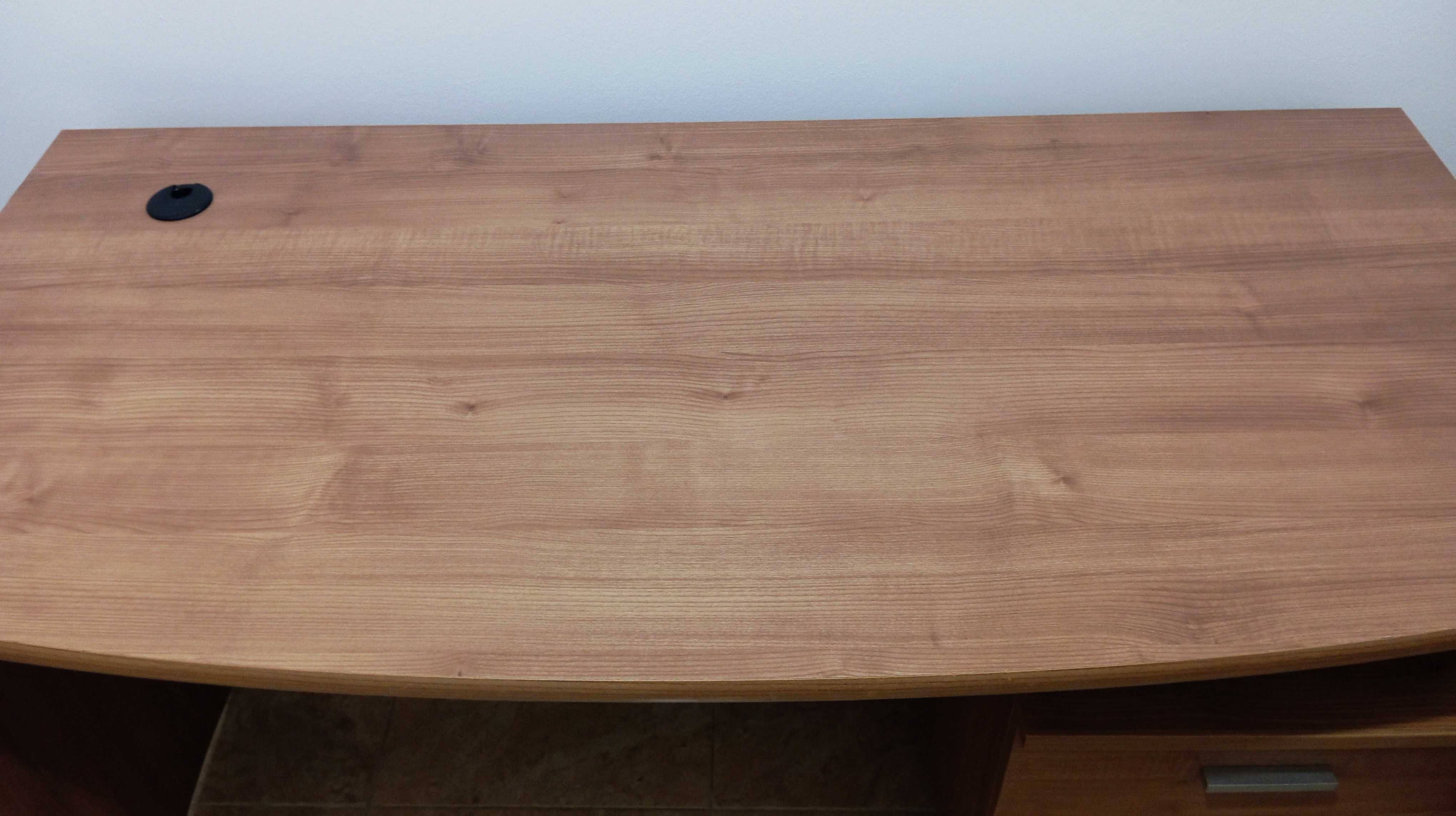 Mesa com cadeiras usadas