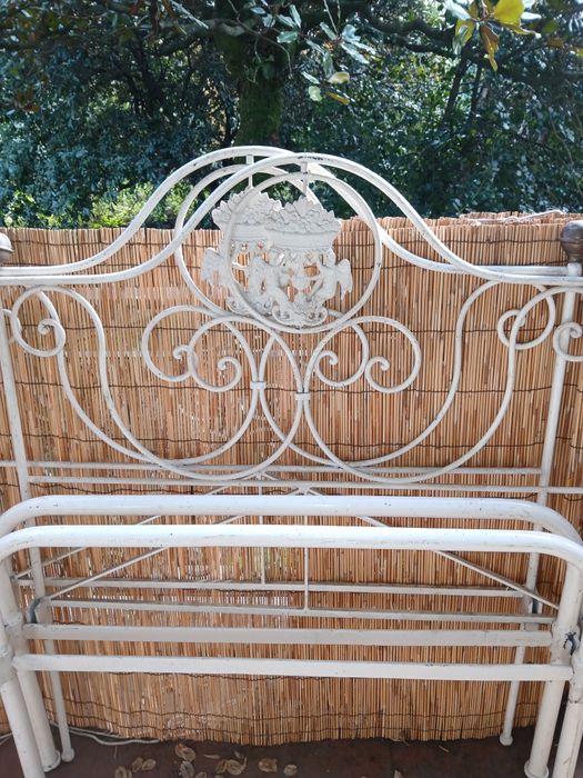 Cama de ferro antiga