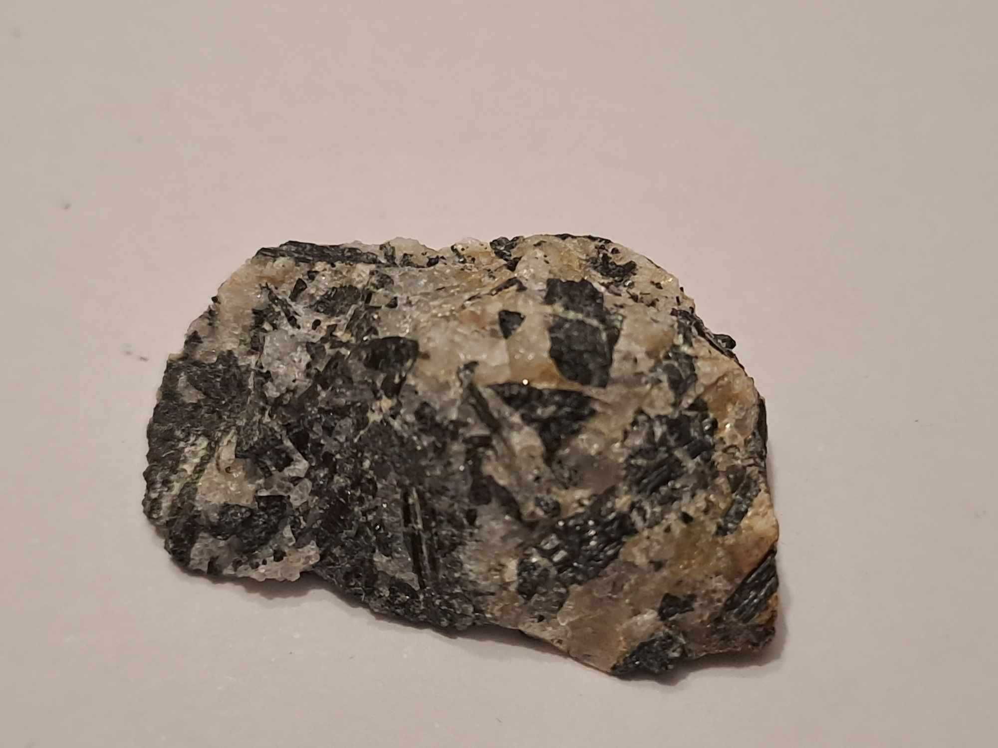 Czarne turmaliny (schorl ) z Pilawy Górnej.