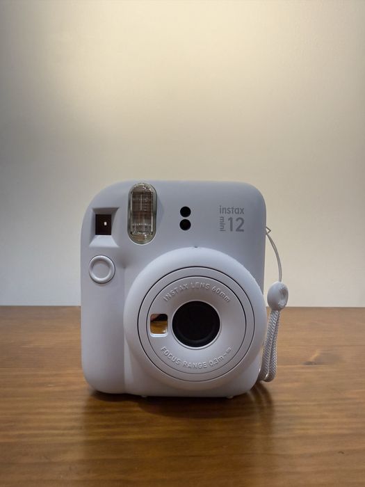 Instax mini 12 + bolsa + 7 recargas