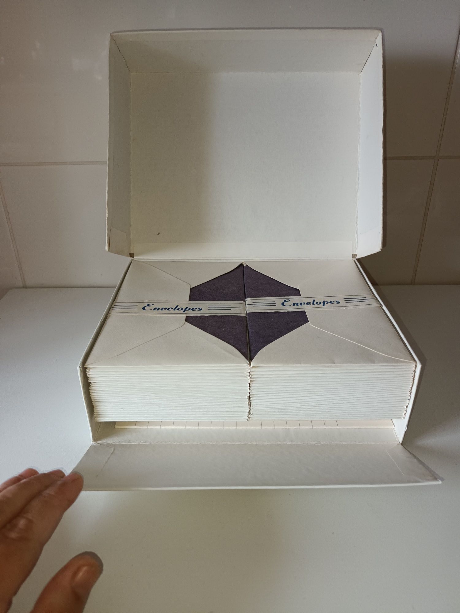 Caixa de envelopes forrados e papel de carta