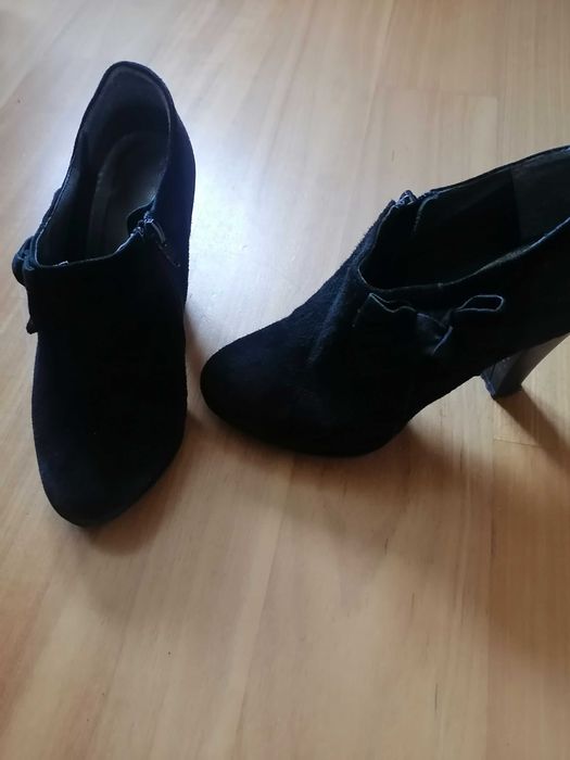 Sapato preto de salto