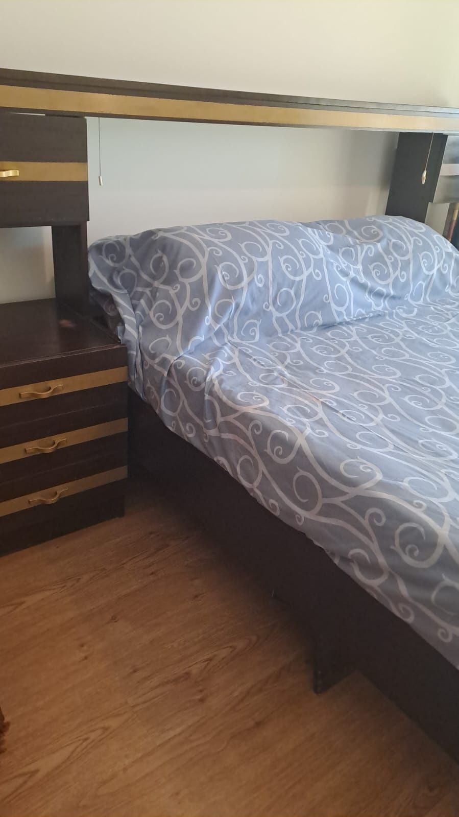 Cama de casal e mesas de cabeceira