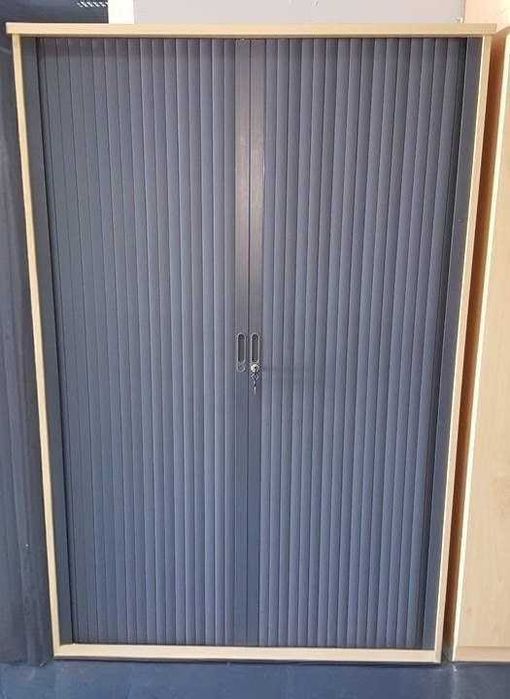 Szafa roletowa żaluzjowa z półkami