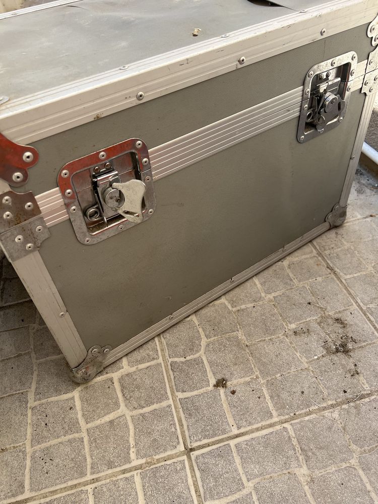 Bau de carga para equipamentos