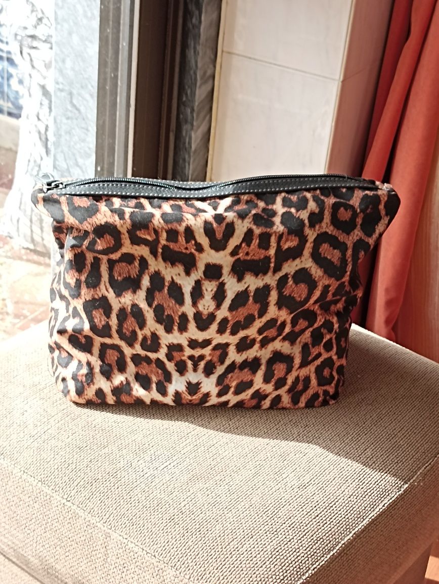 Pochette Leonardo tipo acetinado