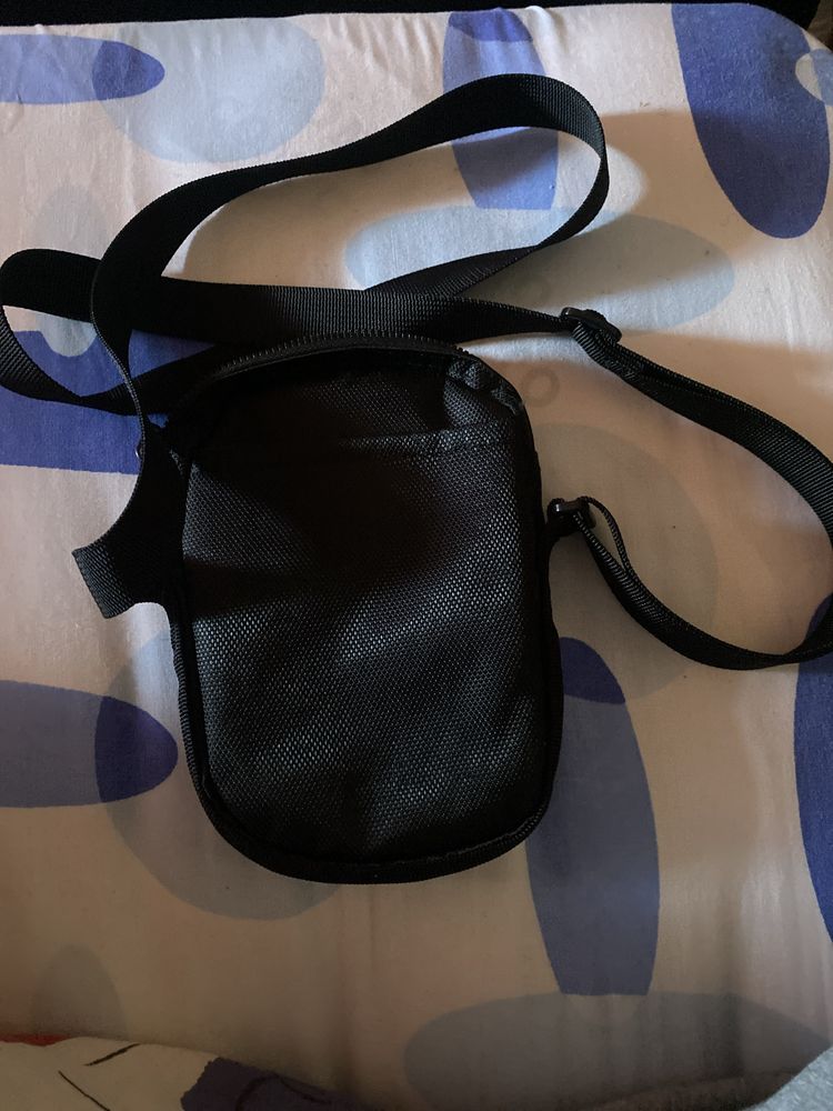 Bolsa da nike preta por fora e vermelha por dentro