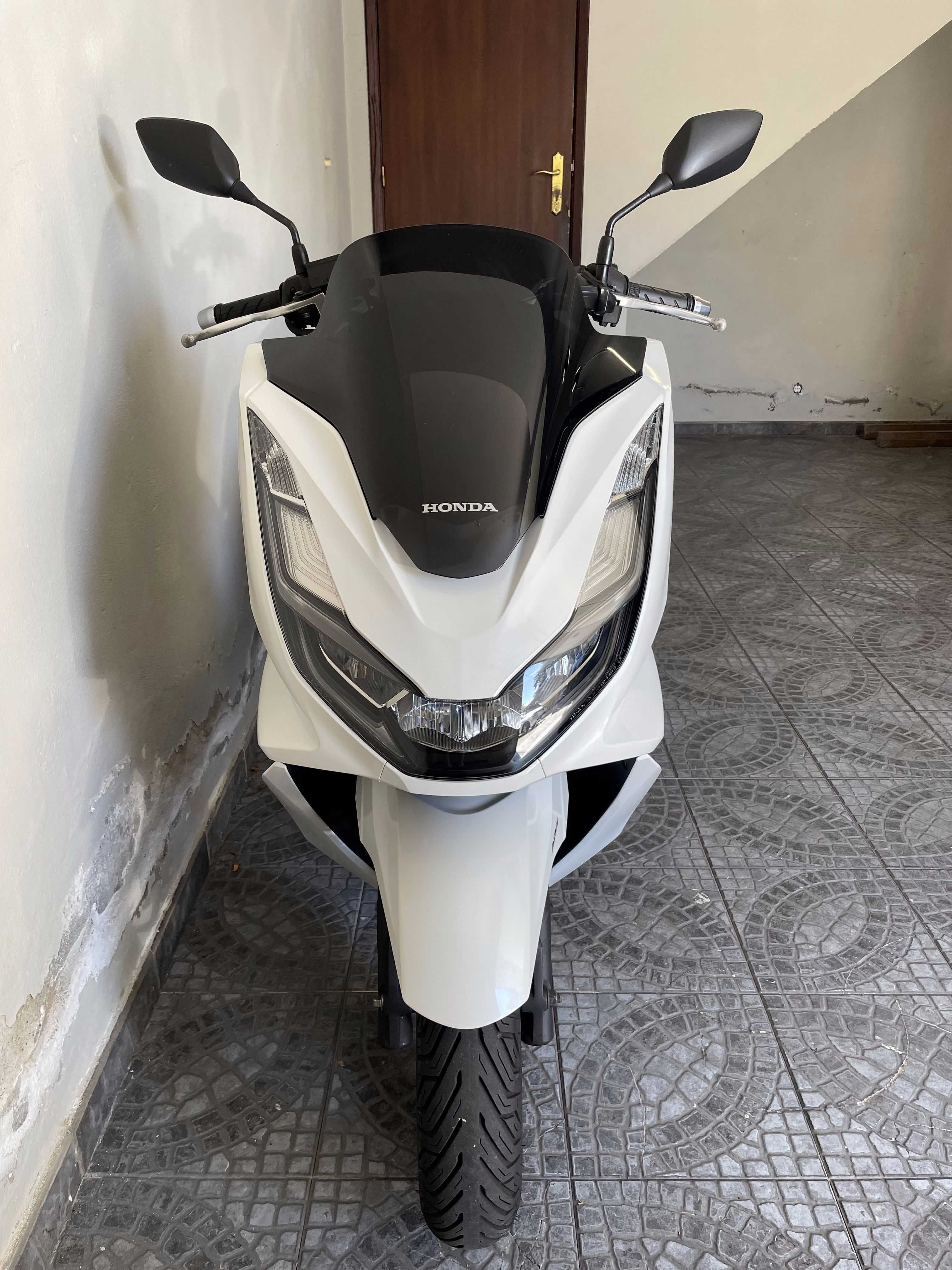 Honda PCX 2022 como nova