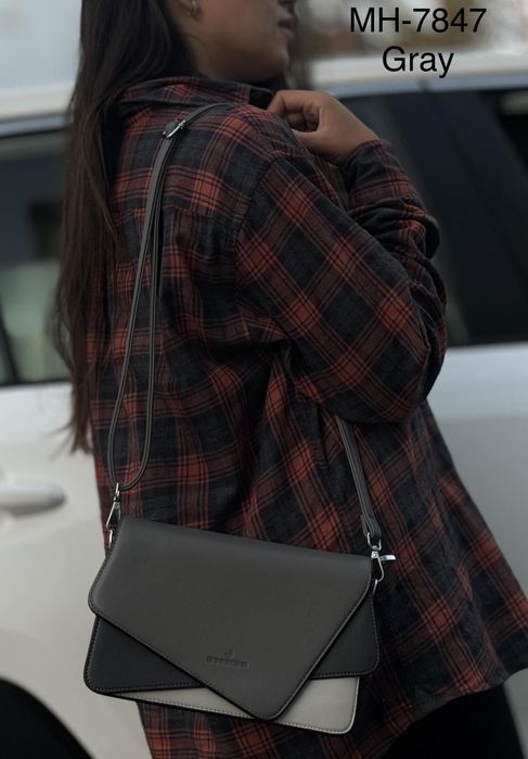 Стильна сумочка в сірому кольорі