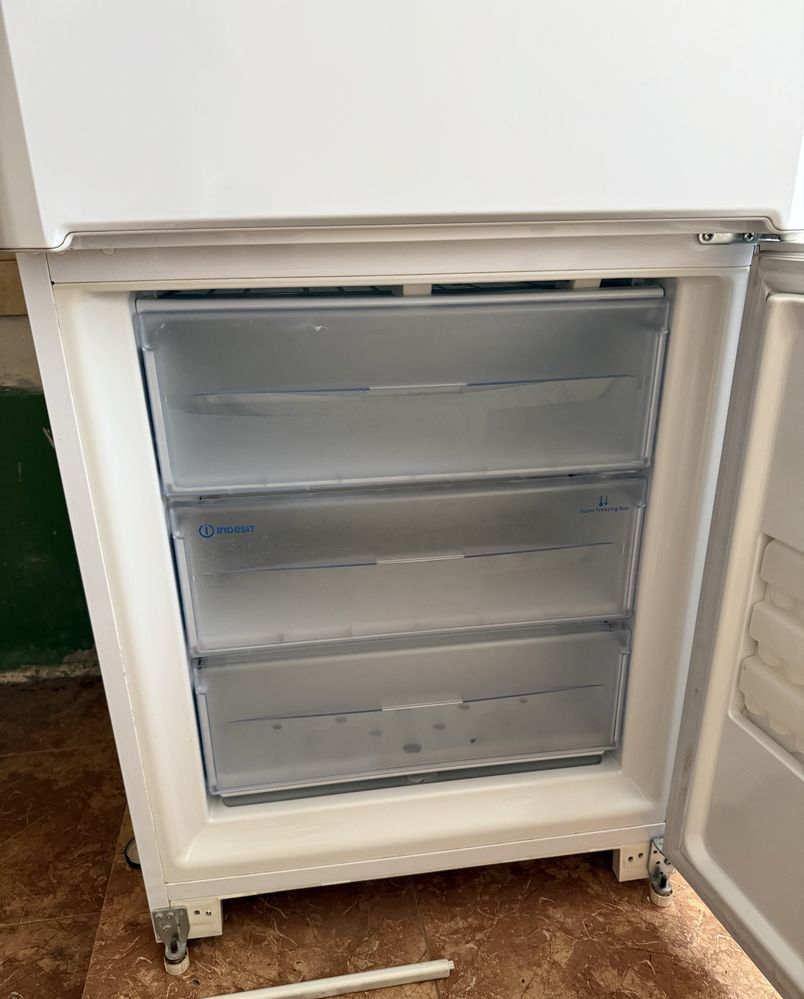 Холодильник Indesit бу