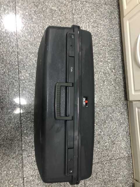 Mala viagem preta, da conceituada marca francesa Delsey, modelo Club