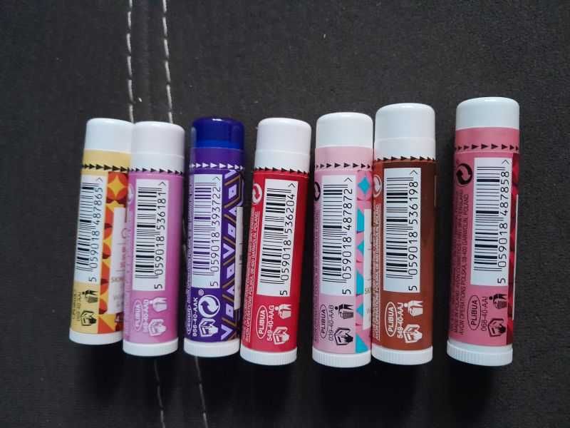 Zestaw 7 sztuk balsamów do ust.