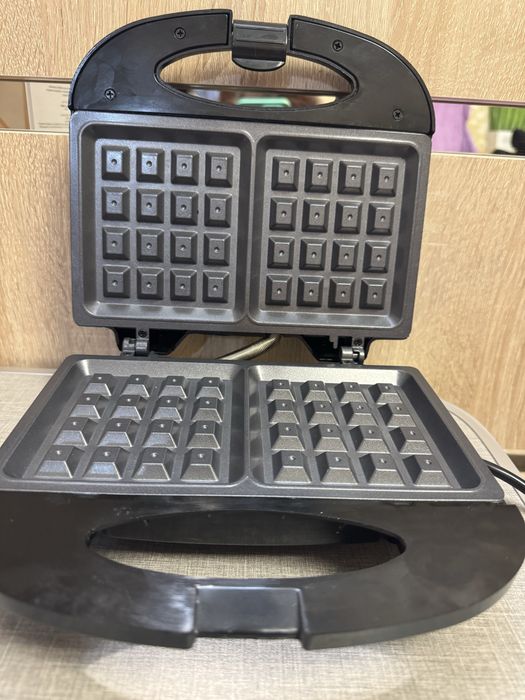 Вафельниця електрична  Home 4U СМ 002