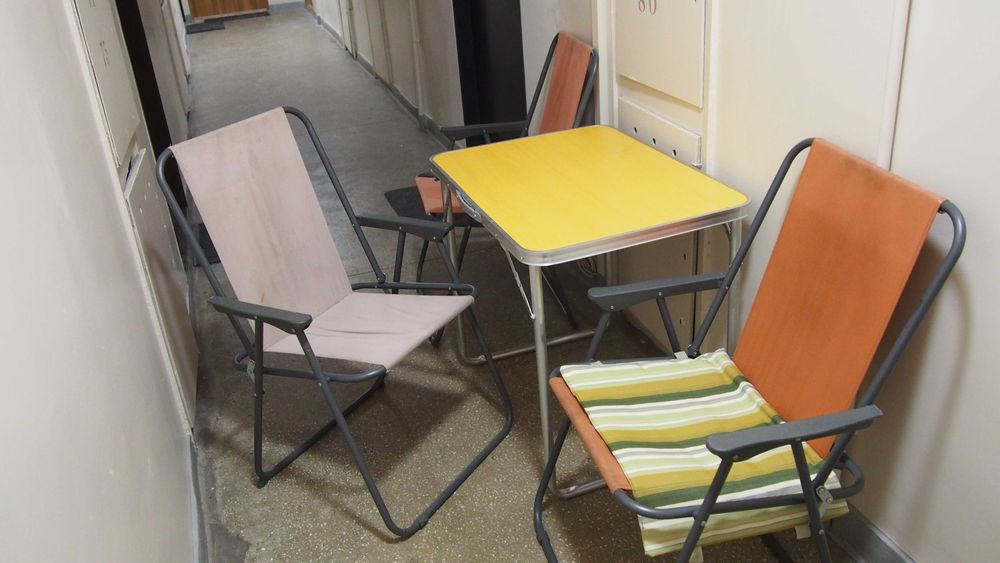 Zestaw składanych krzeseł i stołu, grilla itp.