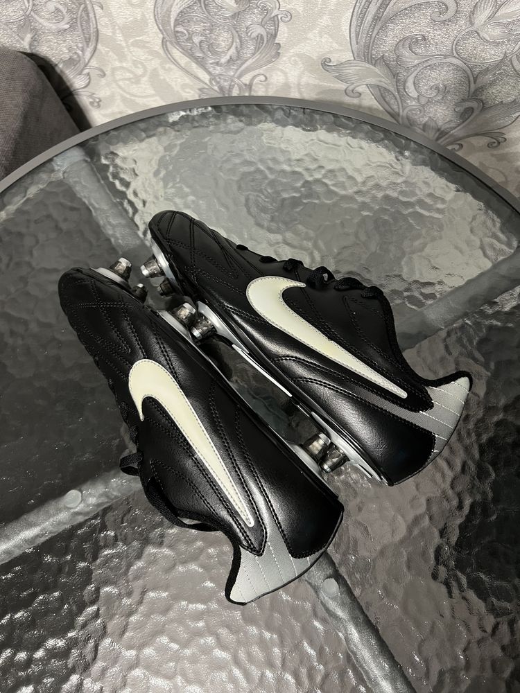 Оригінальні шкіряні футбольні бутси Nike