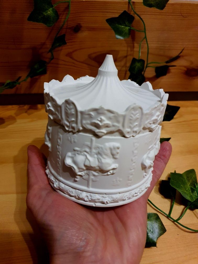 Szkatułka homemade z gipsu ceramicznego karuzela