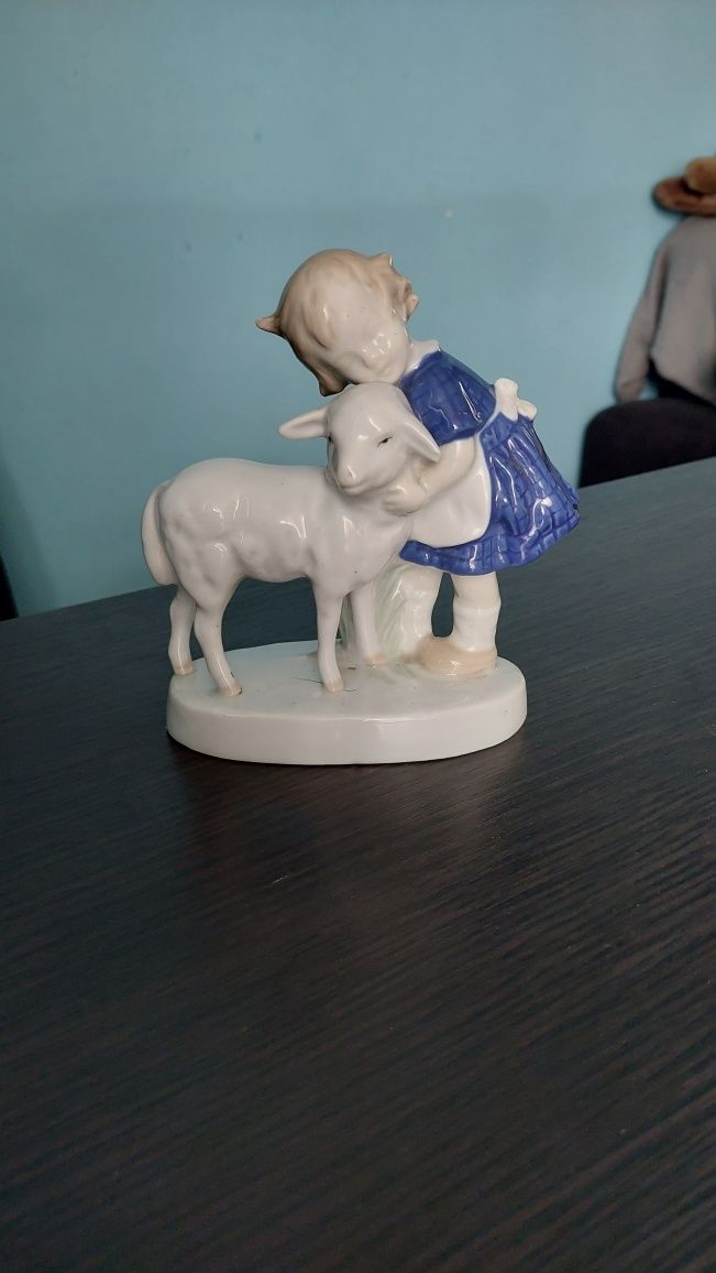 Porcelanowa figurka Grafenthal Dziewczynka z owieczką.