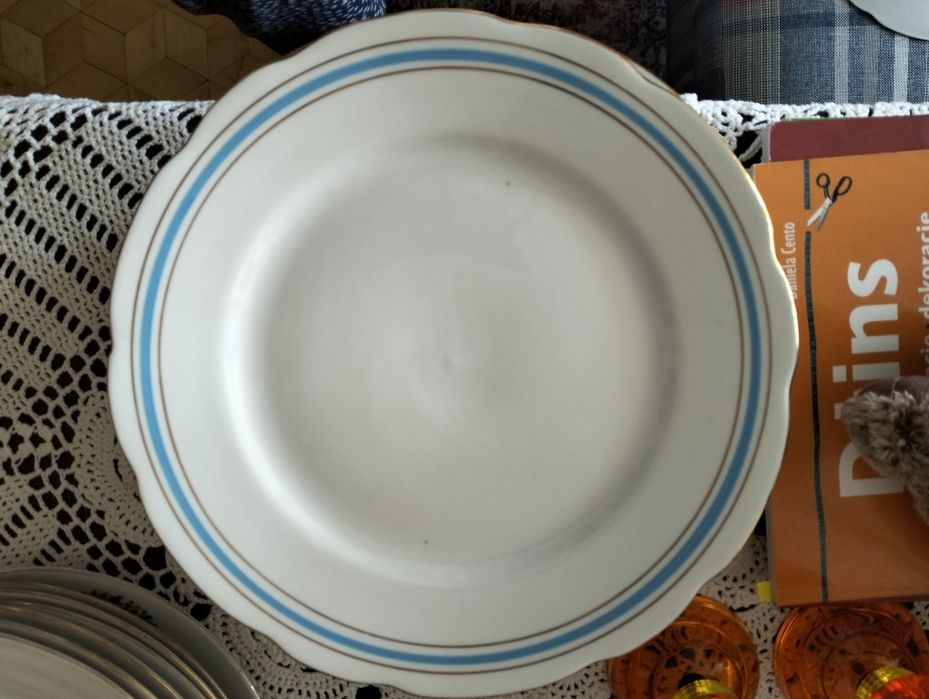 Zestaw 10 talerzy z porcelany o średnicy 24cm; Ćmielów, okres PRL