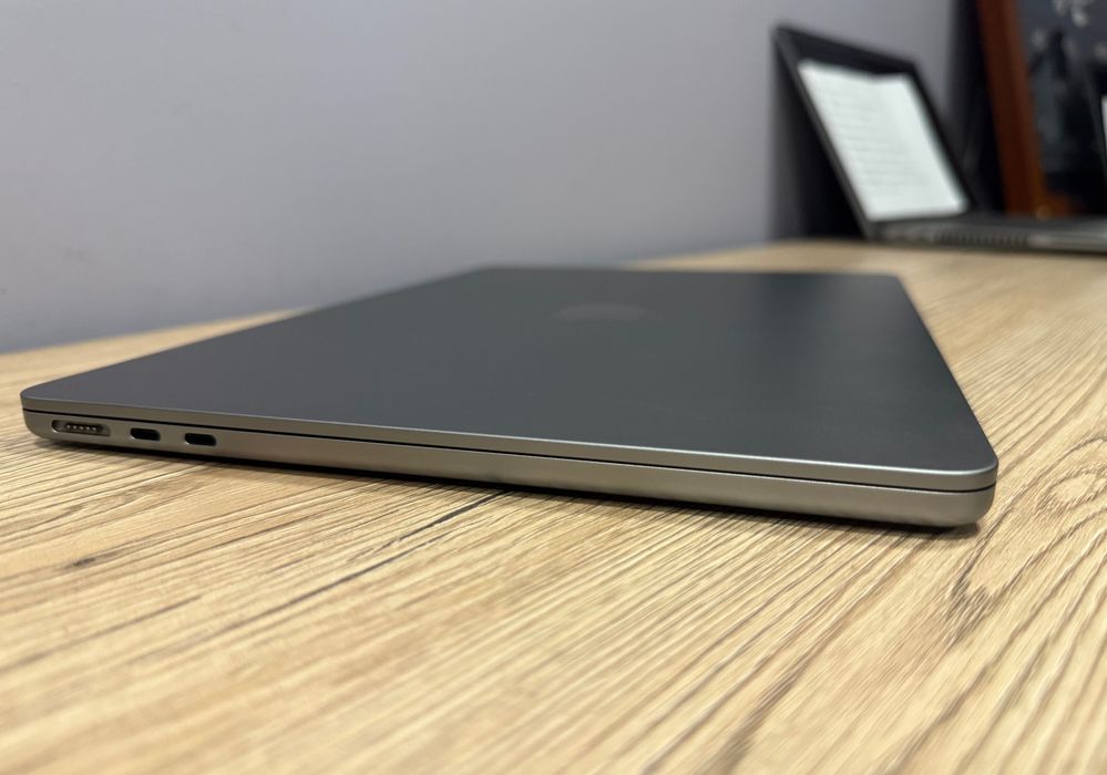 MacBook AIR 13 M2/8 CPU/ 8 GPU/8 Ram/ 256 Space Gray