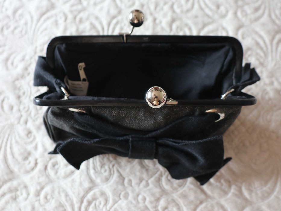 Pochete preta e cinzenta com laço