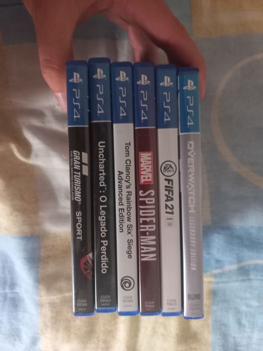 PS4 1TB sem comando e com jogos