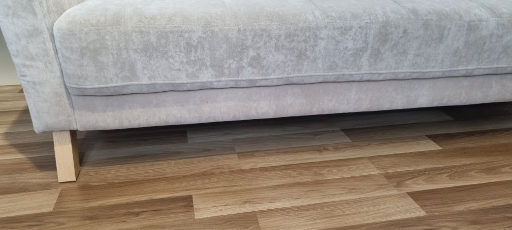 Sofa jasny beż na nóżkach