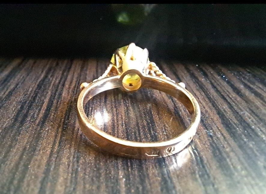 Ładny złoty pierścionek.